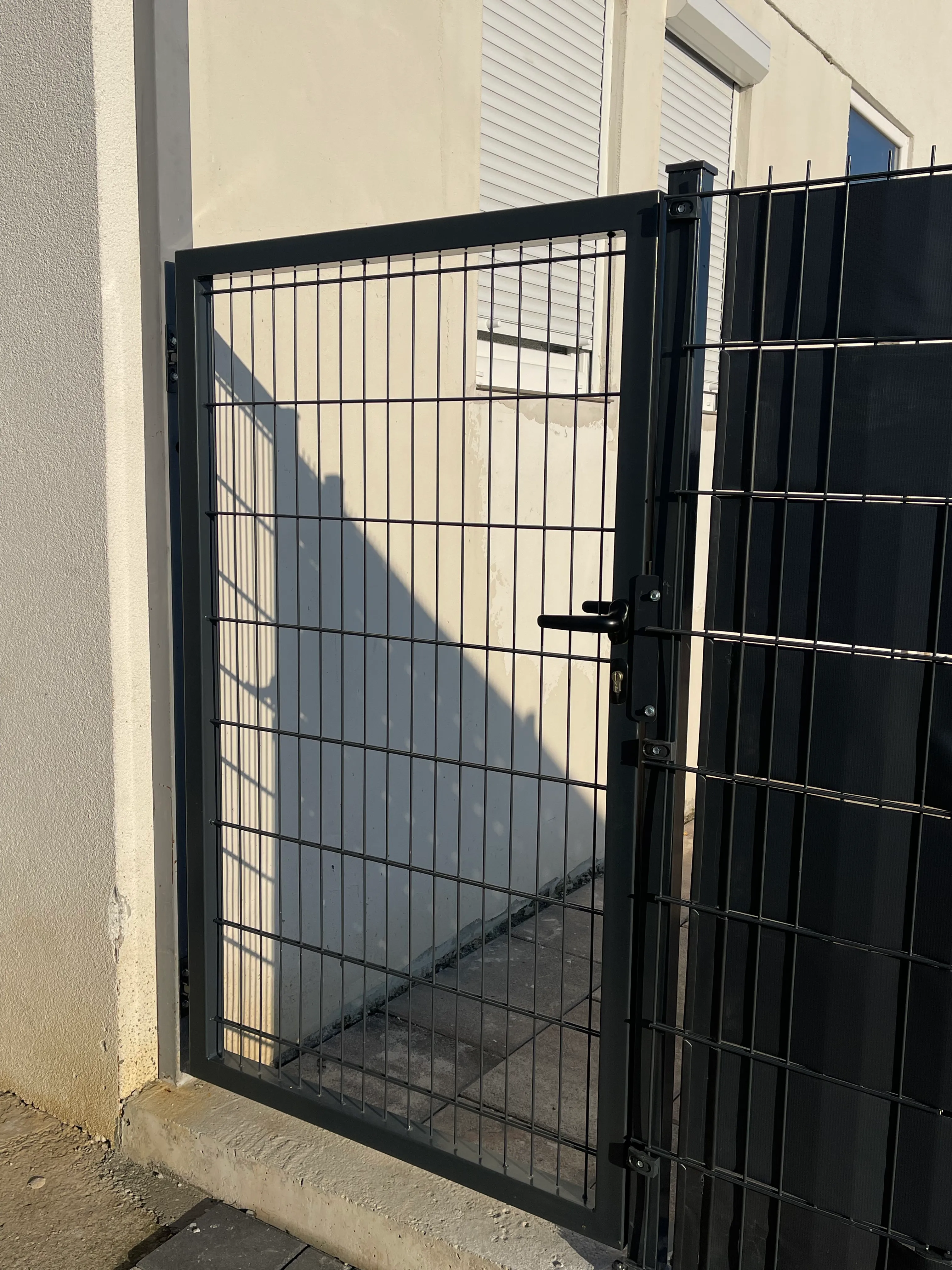 Portë këmbësore me dizajn modern