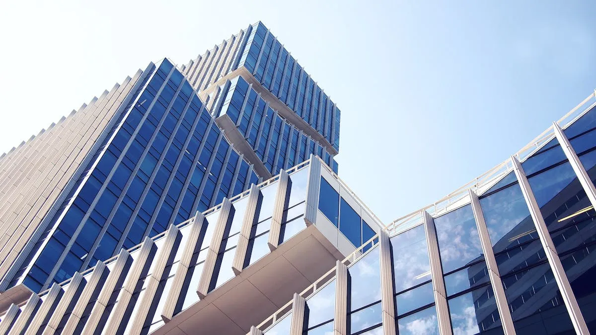 Instalim profesional i paneleve të rrethimit në terren industrial me saktësi dhe cilësi